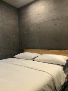 Postel nebo postele na pokoji v ubytování 大梅石創生共享家士兵館