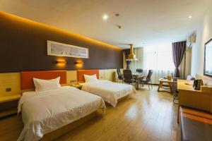 une chambre d'hôtel avec deux lits et une table dans l'établissement 7 Days Premium Nanchang Xiaolan Industrial Park Bogang Metro Station, à Lianxi 285 autres photos