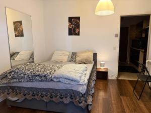 un dormitorio con una cama en una habitación en Appart lux, en Luxemburgo
