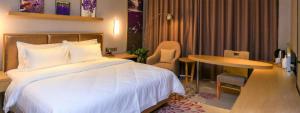 Un dormitorio con una cama, un escritorio y una mesa. en Lavande Hotel Xi'an Longshouyuan Wenjing Road, en Xi'an 109 fotos más