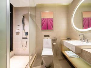 une salle de bain avec un lavabo et une douche dans l'établissement Lavande Hotel Wuhan East Lake Xudong Metro Station, à Wuhan 208 autres photos