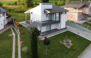 una vista aérea de una casa con patio en Stunning Home In Toplice Sveti Martin, en Grkavešćak