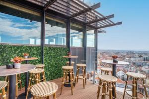 ポルトにあるホテル ドン エンリケ - ダウンタウンの市街の景色を望むバルコニー(テーブル、椅子付)
