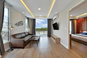 Телевизор и/или развлекательный центр в Amphawa Riverfront Hotel