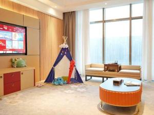 TV a/nebo společenská místnost v ubytování Riverside International Hotel