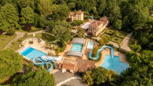 Camping RCN Le Moulin de la Pique内部或周边的泳池