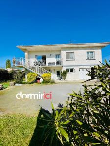 ein großes weißes Haus mit einer großen Auffahrt in der Unterkunft SOLEIL LEVANT - Terrasse, clim, jardin & BBQ in Arvert