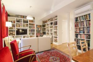 Knihovna v apartmánu
