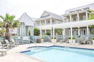 una piscina frente a una casa en Beach Bungalow TC 2305, en Port Aransas