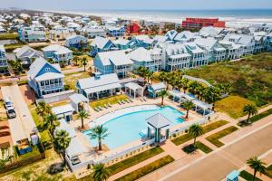 Una vista aérea de un resort con piscina y el océano. en Beach Bungalow TC 2305, en Port Aransas