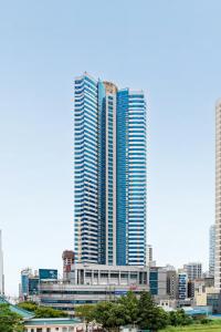 釜山にあるUrbanstay Haeundae Stationの高層ビルがそびえる街並み