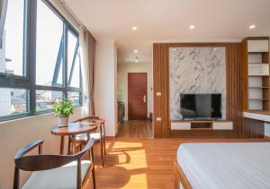 Televízia a/alebo spoločenská miestnosť v ubytovaní Sumitomo Apartment - Linh Lang street