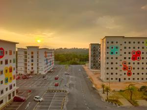 una vista aérea de un aparcamiento en una ciudad en Herador ArteHaus, en Seri Iskandar