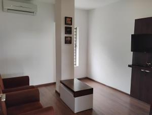 坎努尔Hotel Emperor的带沙发和咖啡桌的客厅