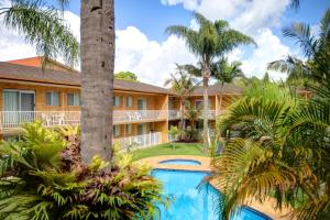 Útsýni yfir sundlaug á Beachpark Apartments Coffs Harbour eða í nágrenninu