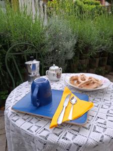 a table with a blue napkin and a plate of food at CASA LAVANDA in Rivoli