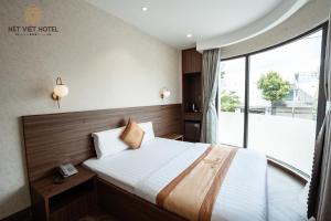 Postel nebo postele na pokoji v ubytování Nét Việt Hotel Vincom Sóc Trăng