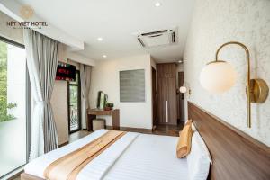 Postel nebo postele na pokoji v ubytování Nét Việt Hotel Vincom Sóc Trăng