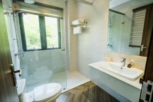 Koupelna v ubytování Nét Việt Hotel Vincom Sóc Trăng