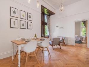 Posezení v ubytování 2 Bed in High Stott Park SZ489 + 6 fotografií