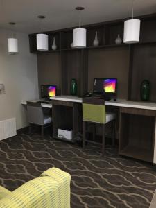 Una oficina con dos escritorios con computadoras en ellos. en Comfort Inn & Suites Snyder, en Snyder