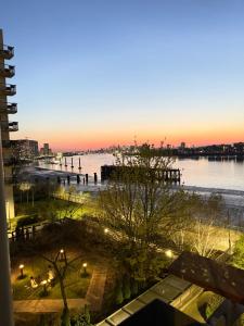a view of a river at sunset from a building at Luxury 2Bed Room Riverview Apartment in Greenwich