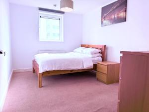 a bedroom with two beds and a window at Luxury 2Bed Room Riverview Apartment in Greenwich