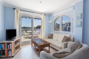 Μια τηλεόραση ή/και κέντρο ψυχαγωγίας στο Surf Edu