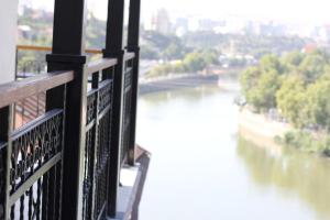 - Balcón con vistas al río en Near the Opera, en Itʼkhvisi