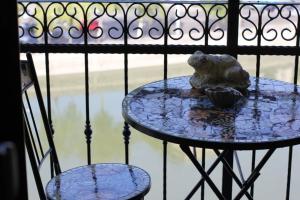 una mesa con un osito de peluche sentado encima en Near the Opera, en Itʼkhvisi 2 fotos más