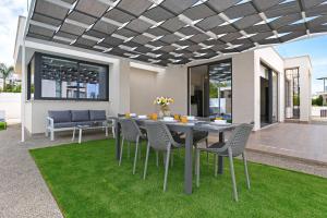 patio con tavolo e sedie in erba di Villa Violeta - 3bed Bungalow large pool a Protaras