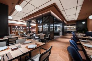 西安Xi'an Ancient Ming City Wall Premium IntercityHotel的有桌椅和酒吧的餐厅