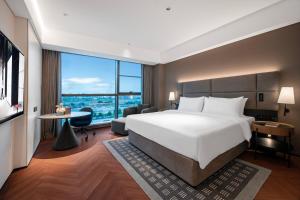 西安Xi'an Ancient Ming City Wall Premium IntercityHotel的一间带床和大窗户的酒店房间 更多35张照片