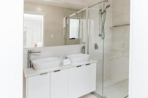 Ένα μπάνιο στο Modern beachside retreat +15 φωτογραφίες