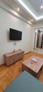 ピレウスにあるNear the Pasha Limaniの壁に薄型テレビが取り付けられたリビングルーム +2枚の写真