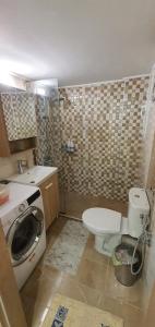 ピレウスにあるNear the Pasha Limaniのバスルーム(洗濯機、トイレ付)