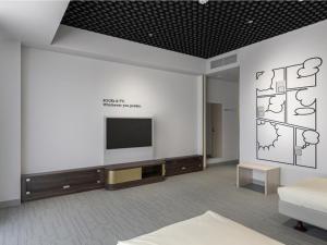 TV a/nebo společenská místnost v ubytování IN THE LIBRARY hotel and books TOKOROZAWA - Opening in 15th July 2025