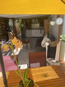 salon ze stołem i kuchnią w obiekcie P'ti caze w mieście Saint-Gilles les Bains