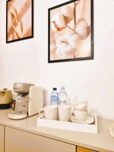Příslušenství pro přípravu čaje a kávy v ubytování Good Vibes HOSTEL