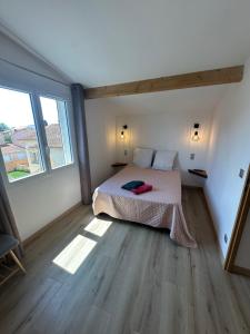 a bedroom with a bed and a large window at Spacieuse maison de vacances à proximité des plages in Torreilles