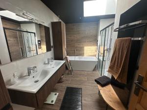 a bathroom with a sink and a bath tub at Spacieuse maison de vacances à proximité des plages in Torreilles +39 photos