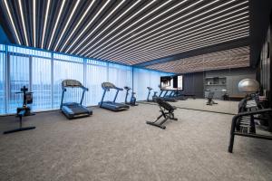 Xi'an Ancient Ming City Wall Premium IntercityHotel的健身中心和/或健身设施