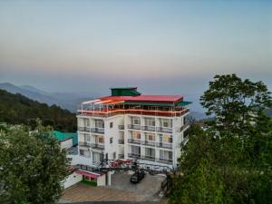 兰斯顿AI 360 Degree Hotel的一座红色屋顶的白色大楼