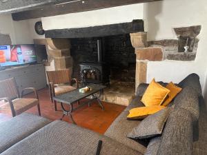 a living room with a couch and a fireplace at Belle maison au calme - accès GR34 in Crozon