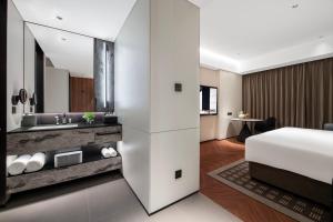 Xi'an Ancient Ming City Wall Premium IntercityHotel客房内的一张或多张床位