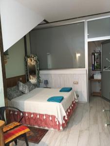 sypialnia z łóżkiem i dużym oknem w obiekcie APARTAMENTO ESTUDIO AS ANDURIÑAS w mieście San Martín de Trevejo