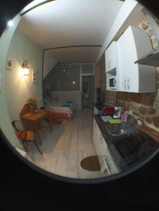 z widokiem na kuchnię i salon ze stołem w obiekcie APARTAMENTO ESTUDIO AS ANDURIÑAS w mieście San Martín de Trevejo