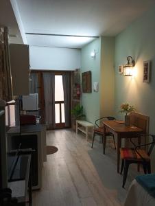 salon ze stołem i jadalnią w obiekcie APARTAMENTO ESTUDIO AS ANDURIÑAS w mieście San Martín de Trevejo