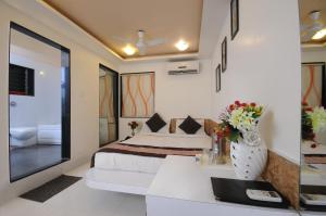 A television and/or entertainment centre at Hotel Vyankatesh & Pure Veg Restaurant