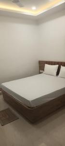 Postel nebo postele na pokoji v ubytování Maheshwari Bhawan